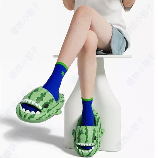 【小鯊瓜定制款】全新鯊魚拖鞋二代 西瓜色 4cm厚度 室內拖鞋 EVA材質抗菌防臭 情侶拖鞋 踩屎感拖鞋-細節圖3