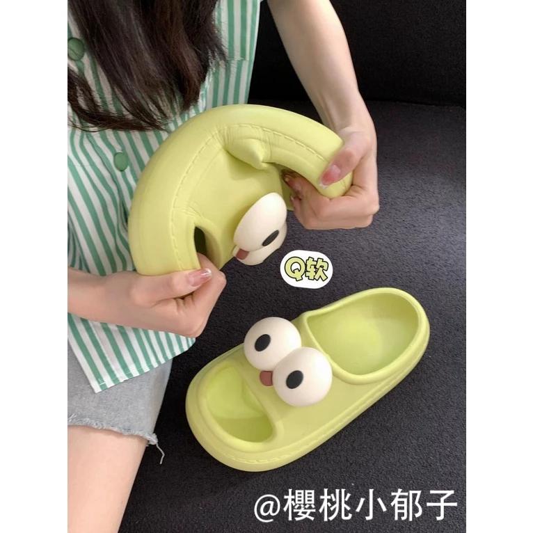 【限時特賣】🔥趣味大眼睛多巴胺女孩可愛拖鞋女厚底細細條夏季踩屎感EVA厚底居家涼拖外穿女一字拖出街穿搭沙特鞋 情侶拖鞋-細節圖5