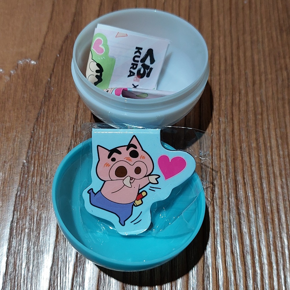 藏壽司×蠟筆小新扭蛋 肥嘟嘟左衛門磁鐵書籤 巧克比 康達姆機器人 鱷魚阿山胸章-規格圖3