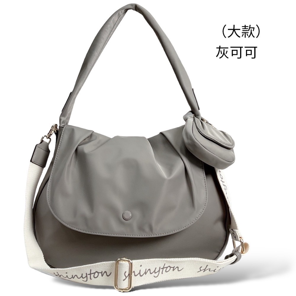 ￼現貨（4色）🎀SHINYTON (大款）厚磅尼龍雲朵半月泡泡包🎀肩背包、側背包、斜背包、半月包、大方包、托特包、-規格圖9