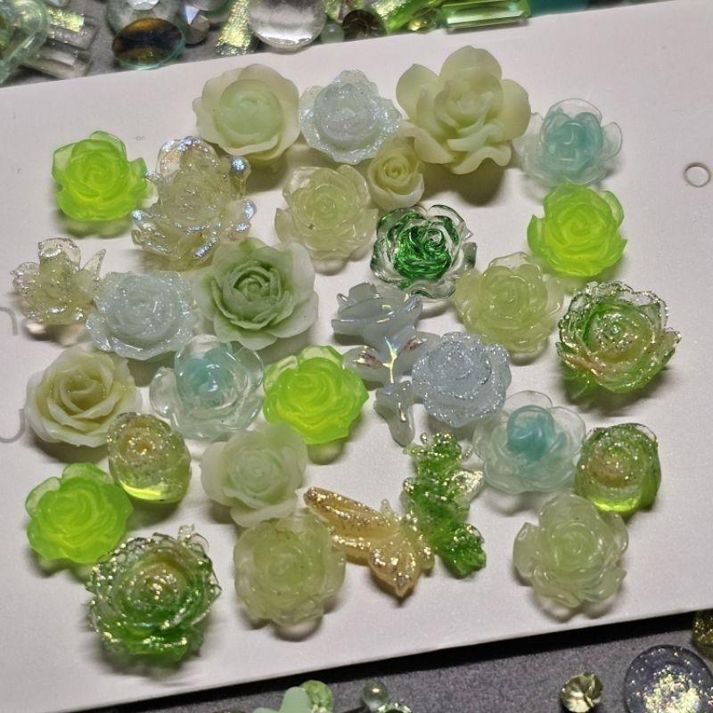 🔥台灣現貨🔥綠色玫瑰花飾品混裝 漸變綠夜光立體晕染 美甲鑽 髮夾 手機殼 指甲貼紙 DIY美甲配件107-008C青採麥-細節圖3