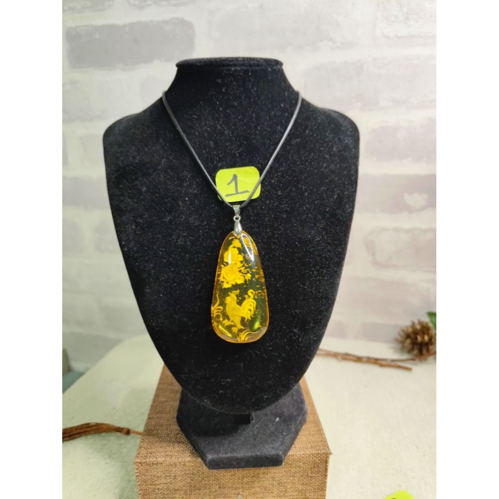 (現貨) 天然波羅的海琥珀蜜蠟吊墜 陰雕琥珀吊墜 金雞牡丹不動明王金珀雕刻件吊墜 非二代 非塑料 非壓制-細節圖2