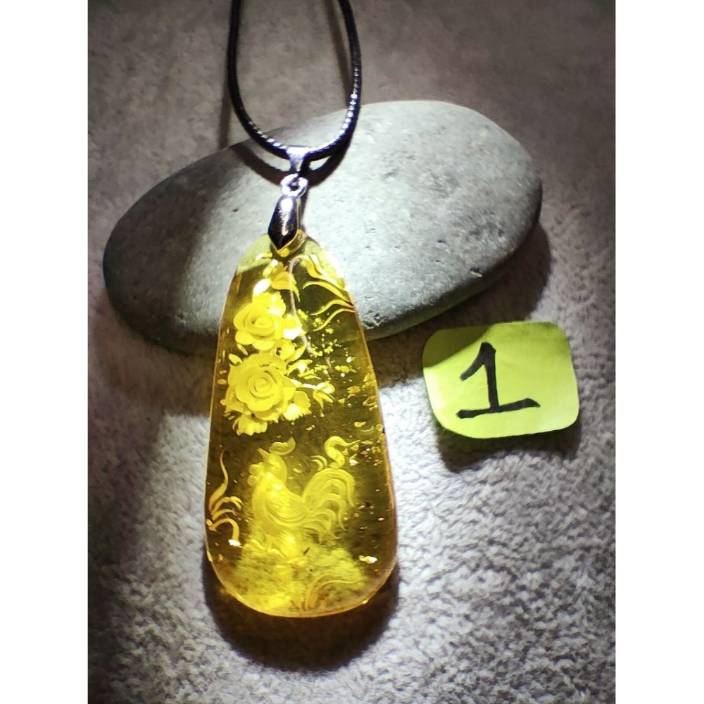 (現貨) 天然波羅的海琥珀蜜蠟吊墜 陰雕琥珀吊墜 金雞牡丹不動明王金珀雕刻件吊墜 非二代 非塑料 非壓制-細節圖3