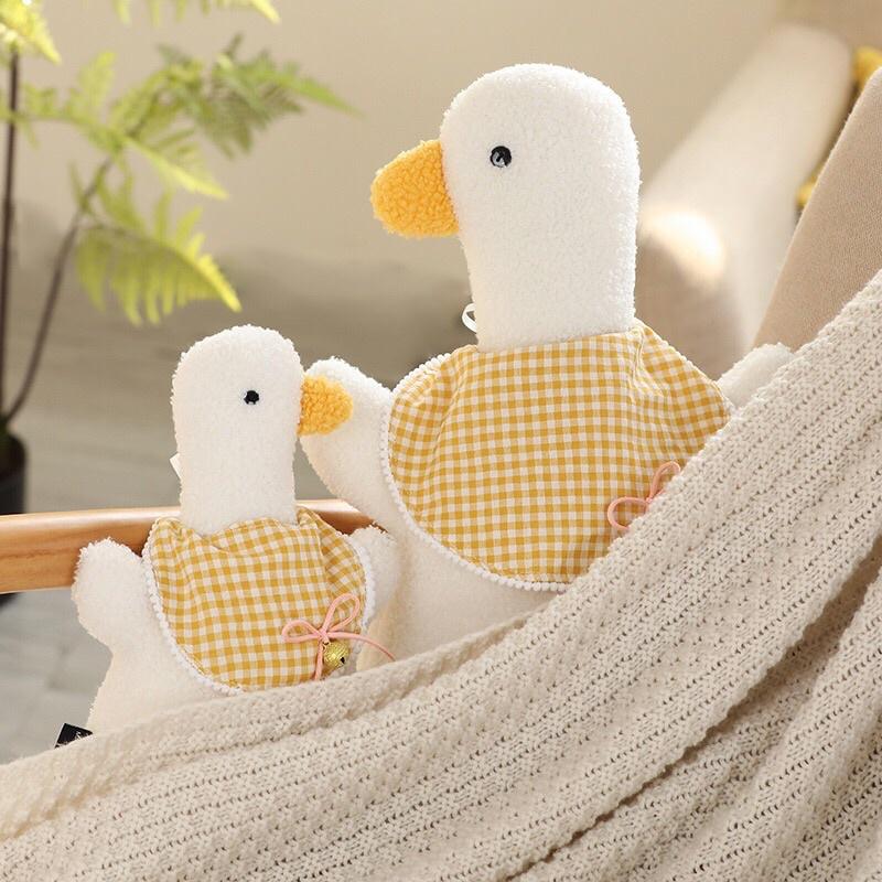 台灣現貨❤️超萌大白鵝小鴨娃娃 戴圍兜兜吊飾掛件安撫陪睡娃娃-細節圖5