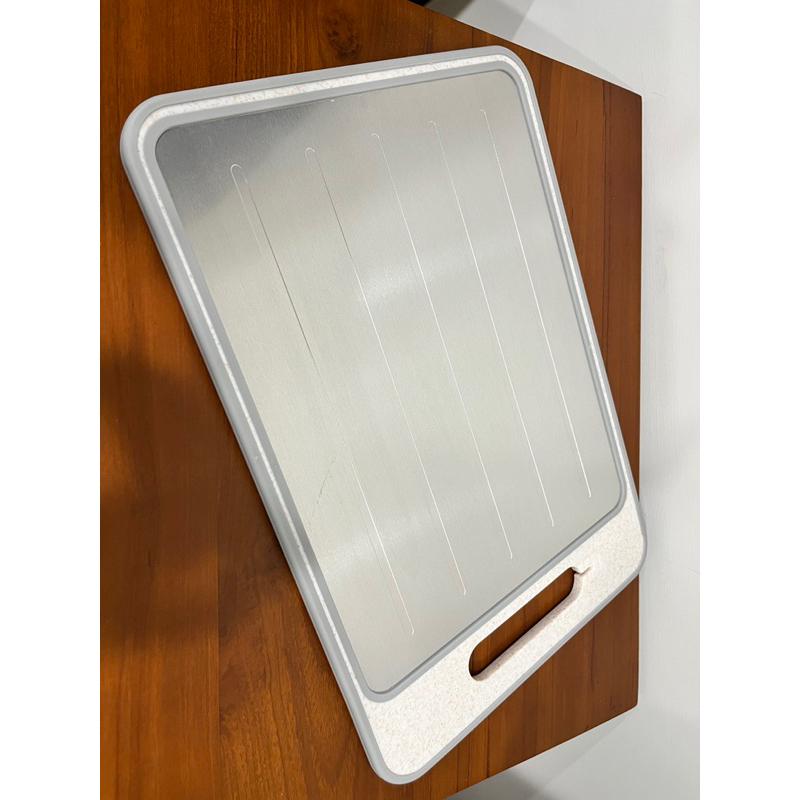 【多功能麥纖維解凍砧板】砧板 菜板 磨刀 解凍板 多功能 鋁合金 防溢水-細節圖2