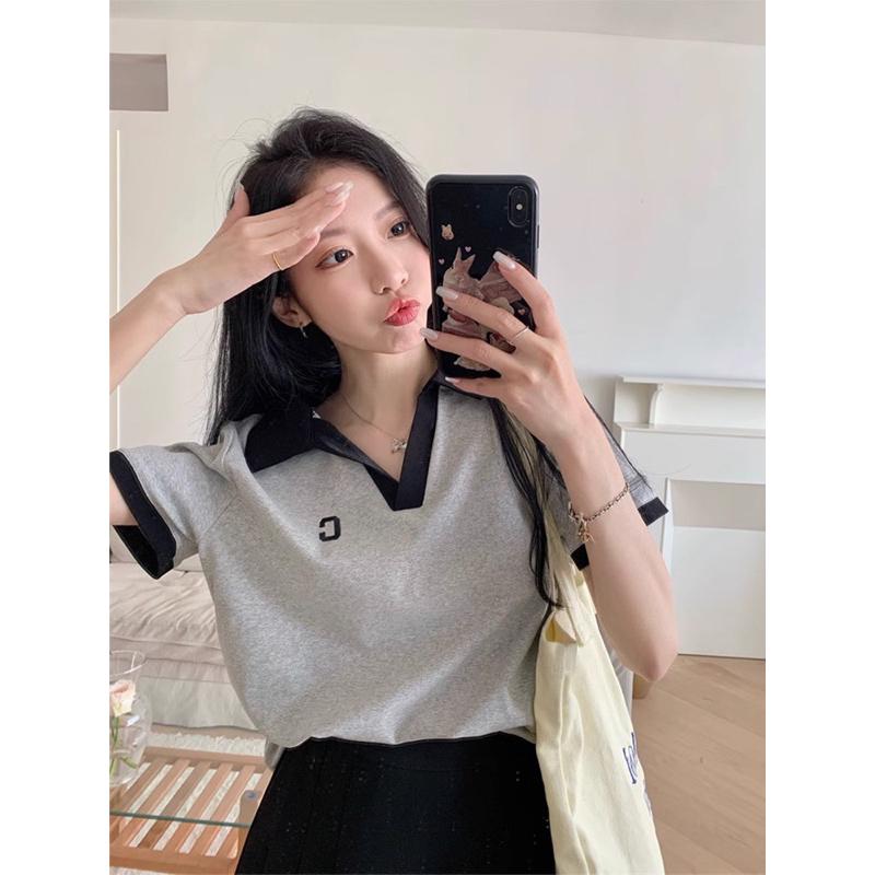 ［大尺碼到4XL］𝐔𝐌𝐄𝐎𝐖 𝐒𝐓𝐔𝐃𝐈𝐎 字母C翻領短袖上衣（3colors）短T-細節圖2