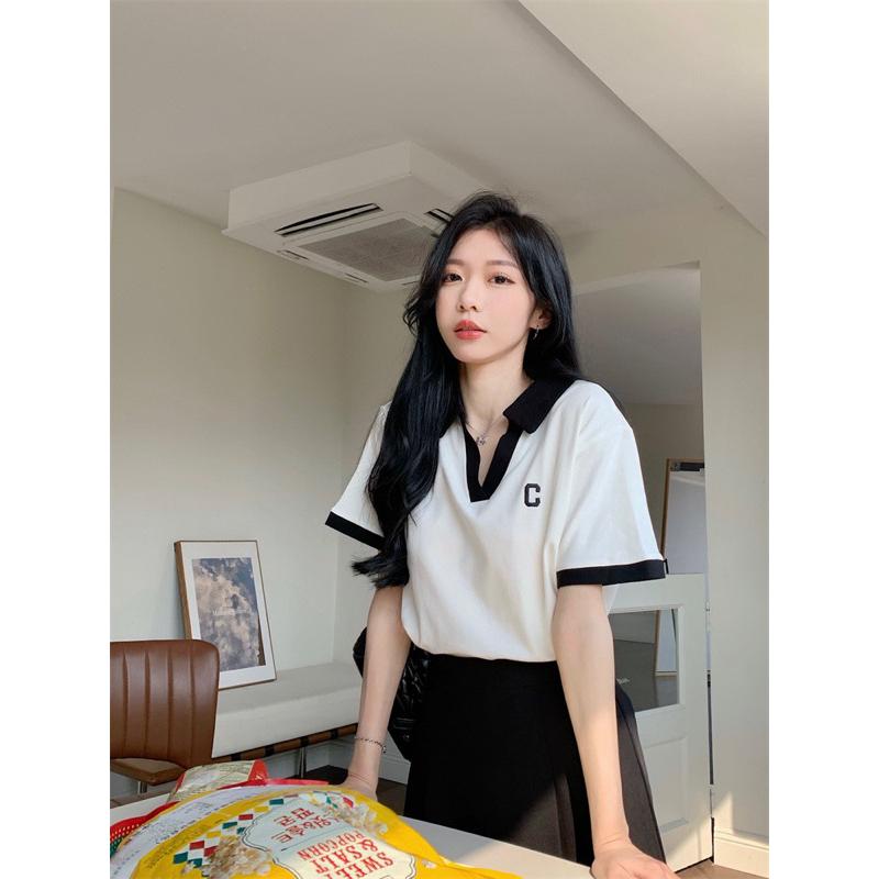 ［大尺碼到4XL］𝐔𝐌𝐄𝐎𝐖 𝐒𝐓𝐔𝐃𝐈𝐎 字母C翻領短袖上衣（3colors）短T-細節圖4