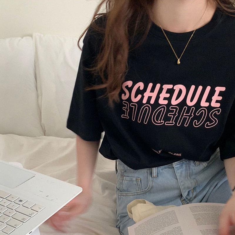 ［大尺碼到2XL］𝐔𝐌𝐄𝐎𝐖 𝐒𝐓𝐔𝐃𝐈𝐎 SCHEDULE英字短袖短T（3colors）-細節圖5