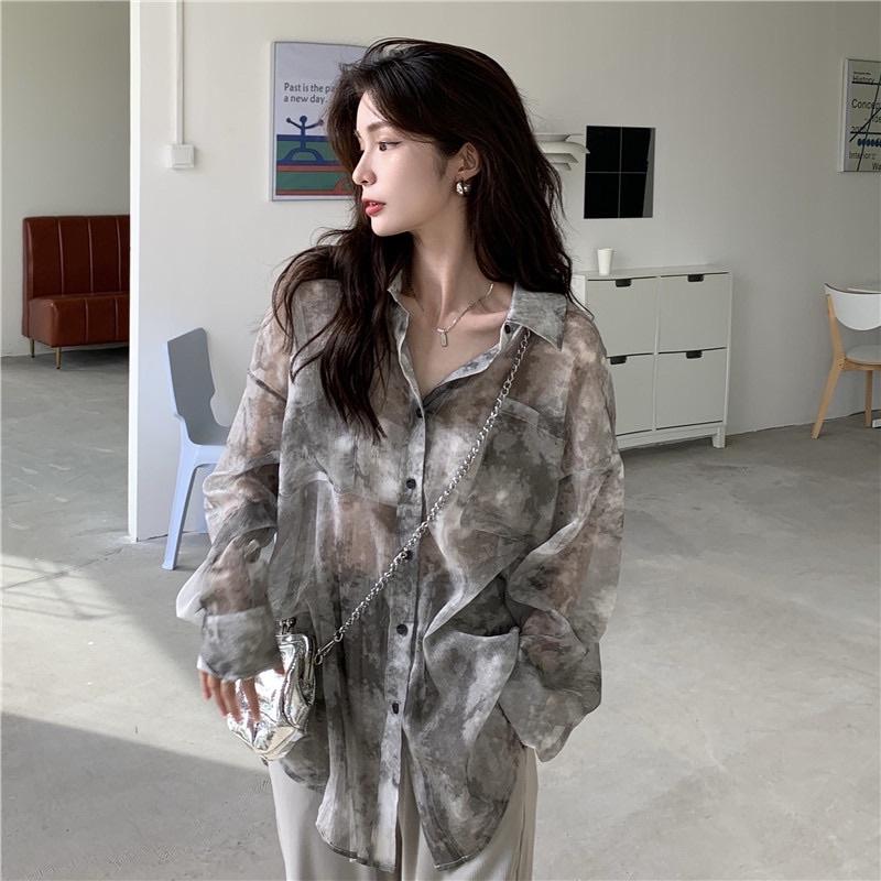 ［大尺碼到5XL］𝐔𝐌𝐄𝐎𝐖 𝐒𝐓𝐔𝐃𝐈𝐎 幻境派對 霧灰扎染長袖襯衫 雪紡薄襯衫-細節圖2