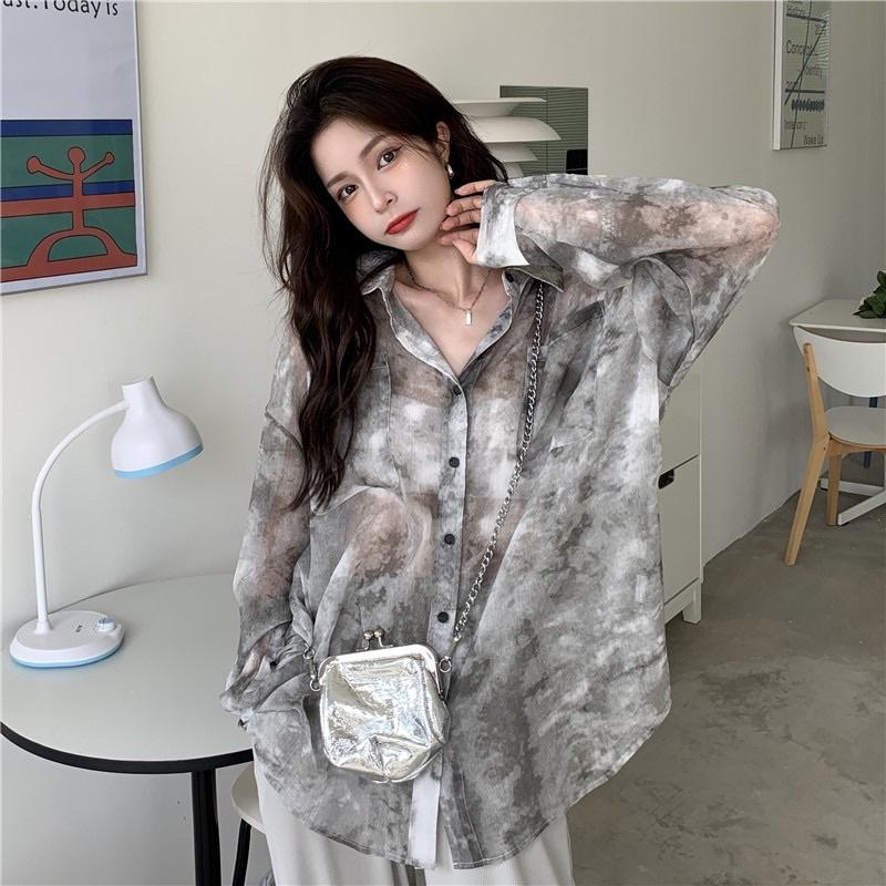 ［大尺碼到5XL］𝐔𝐌𝐄𝐎𝐖 𝐒𝐓𝐔𝐃𝐈𝐎 幻境派對 霧灰扎染長袖襯衫 雪紡薄襯衫-細節圖3