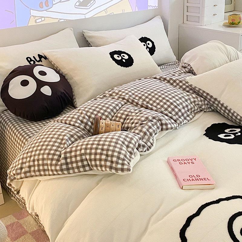 吾二家居● 台灣出貨 法蘭絨 黑煤球 格子 可愛 冬天保暖 牛奶絨 冬季床包組 雙人床包 加大雙人 可愛風   單人床包-細節圖8