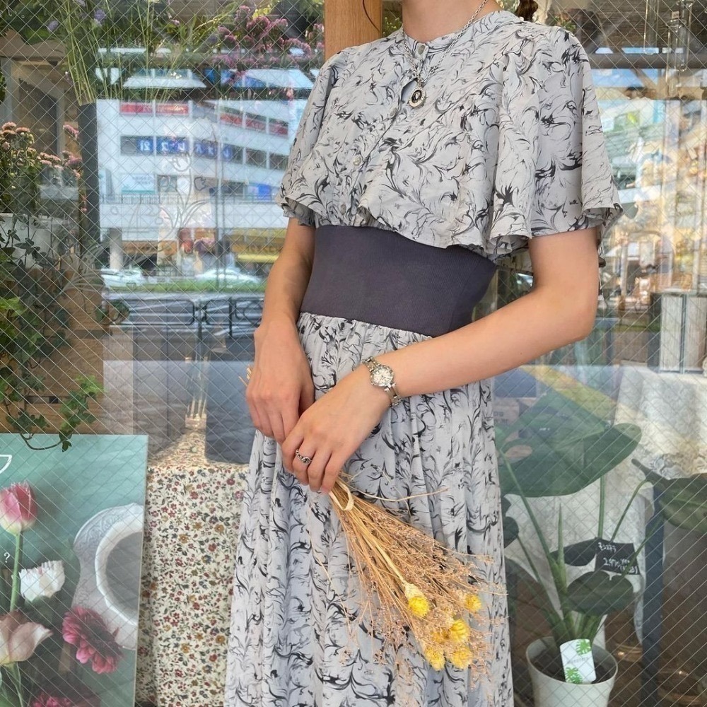 甜心貓💕限時優惠現貨!～大人気♡日單 MAJESTIC LEGON 清新碎花收腰荷葉斗篷飛袖連身裙 三色 S/M-細節圖3