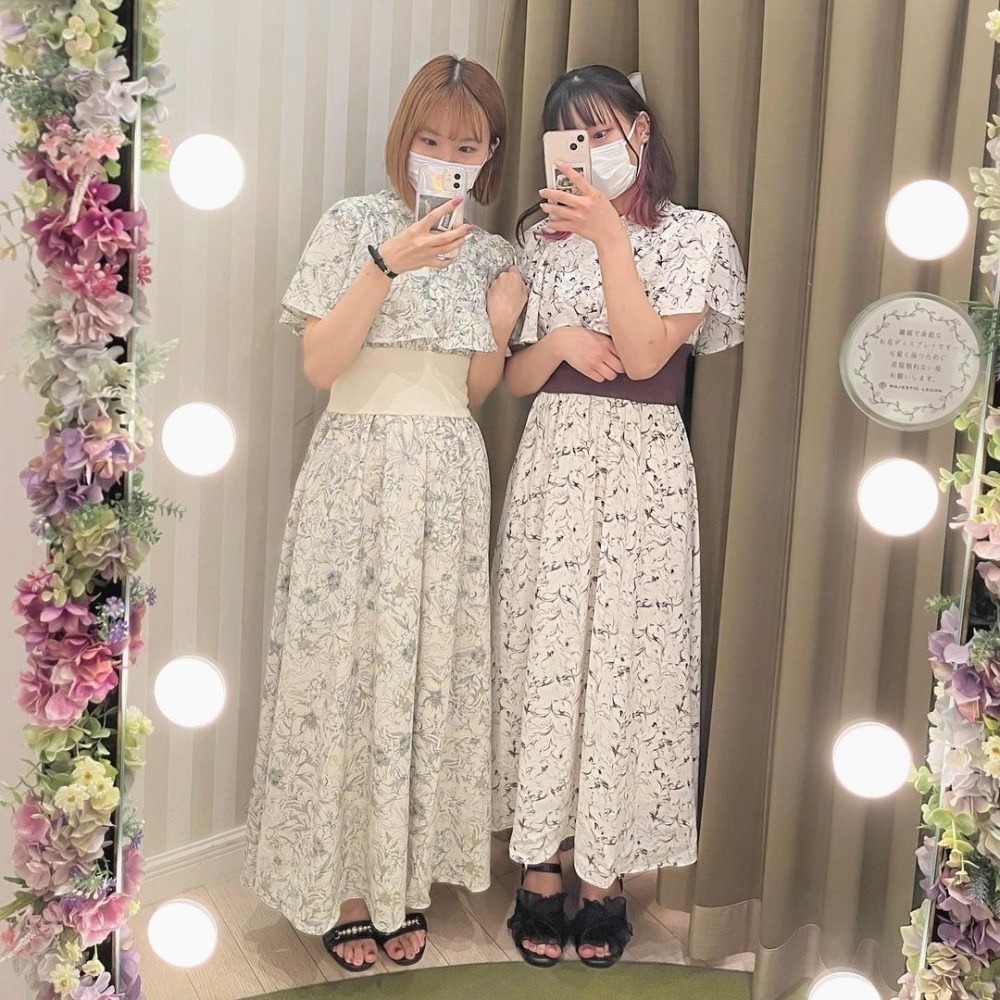 甜心貓💕限時優惠現貨!～大人気♡日單 MAJESTIC LEGON 清新碎花收腰荷葉斗篷飛袖連身裙 三色 S/M-細節圖5