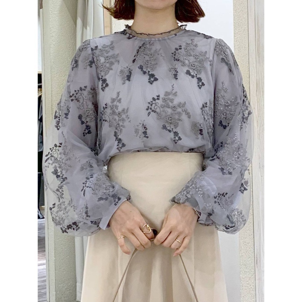 甜心貓💕少量現貨再入荷。24年新色入大人氣款！日單 mysty woman 精緻花卉刺繡透視長袖上衣 多色 均碼-細節圖7
