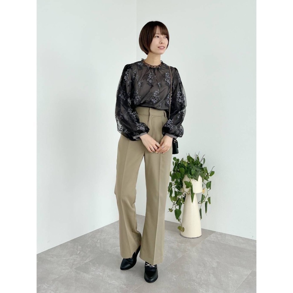 甜心貓💕少量現貨再入荷。24年新色入大人氣款！日單 mysty woman 精緻花卉刺繡透視長袖上衣 多色 均碼-細節圖8