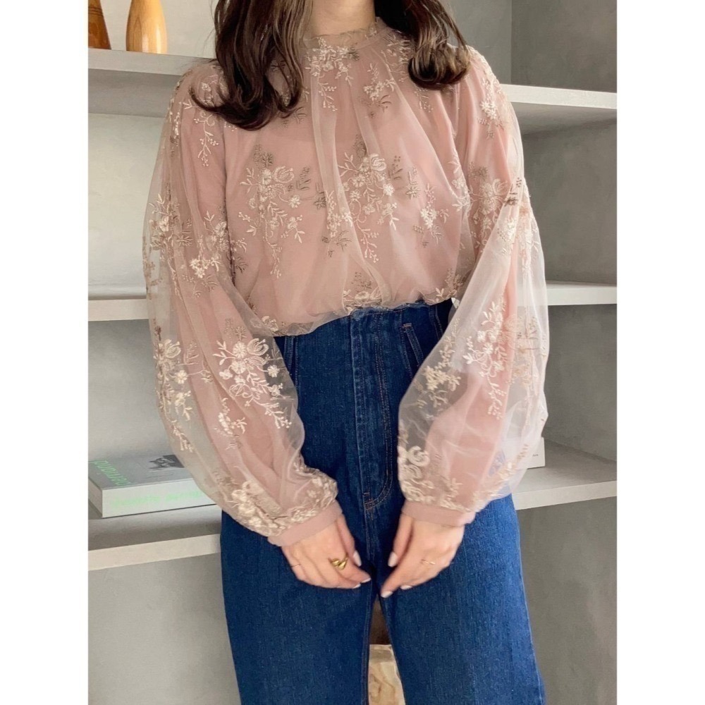 甜心貓💕少量現貨再入荷。24年新色入大人氣款！日單 mysty woman 精緻花卉刺繡透視長袖上衣 多色 均碼-細節圖9