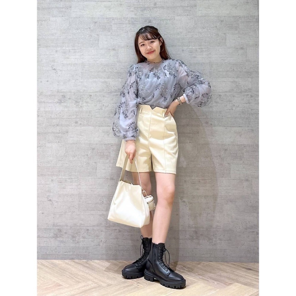 甜心貓💕少量現貨再入荷。24年新色入大人氣款！日單 mysty woman 精緻花卉刺繡透視長袖上衣 多色 均碼-細節圖11