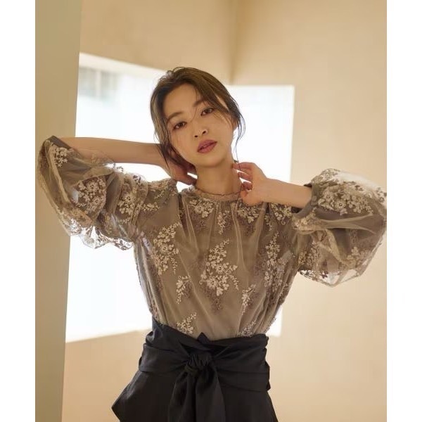 甜心貓💕少量現貨再入荷。24年新色入大人氣款！日單 mysty woman 精緻花卉刺繡透視長袖上衣 多色 均碼-規格圖11