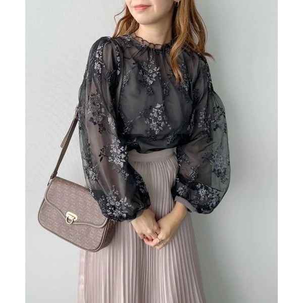甜心貓💕少量現貨再入荷。24年新色入大人氣款！日單 mysty woman 精緻花卉刺繡透視長袖上衣 多色 均碼-規格圖11