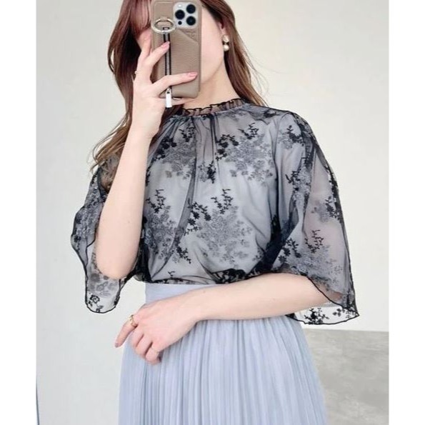 甜心貓💕現貨。 23年新色入~日本再入荷！日單 mysty woman 強力推薦款 花卉小繡花五分袖上衣 多色 均碼-細節圖4