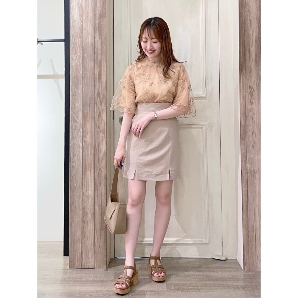 甜心貓💕現貨。 23年新色入~日本再入荷！日單 mysty woman 強力推薦款 花卉小繡花五分袖上衣 多色 均碼-細節圖6