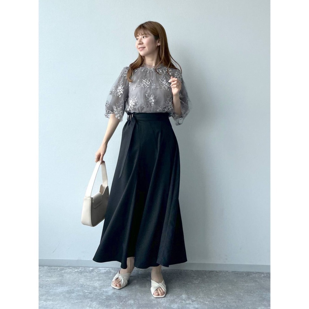 甜心貓💕現貨。 23年新色入~日本再入荷！日單 mysty woman 強力推薦款 花卉小繡花五分袖上衣 多色 均碼-細節圖8