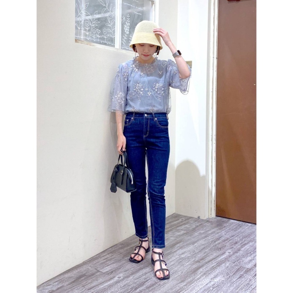 甜心貓💕現貨。 23年新色入~日本再入荷！日單 mysty woman 強力推薦款 花卉小繡花五分袖上衣 多色 均碼-細節圖11