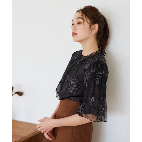 甜心貓💕現貨。 23年新色入~日本再入荷！日單 mysty woman 強力推薦款 花卉小繡花五分袖上衣 多色 均碼-規格圖11