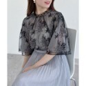 甜心貓💕現貨。 23年新色入~日本再入荷！日單 mysty woman 強力推薦款 花卉小繡花五分袖上衣 多色 均碼-規格圖11