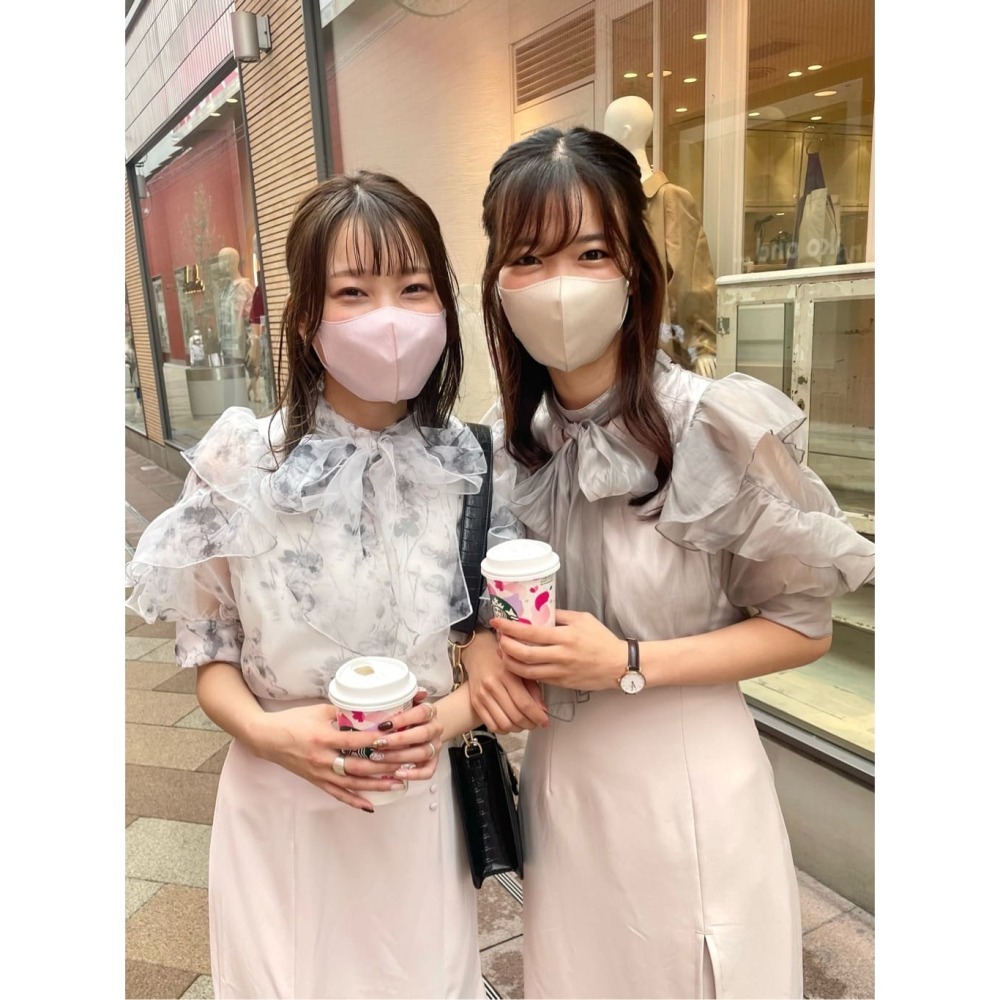 甜心貓💕少量再補貨！爆款~日單 NICE CLAUP 甜美前後兩穿蝴蝶領結荷葉花邊袖襯衫 四色 均碼-細節圖8