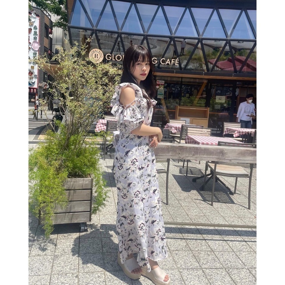 甜心貓💕現貨有標。超殺優惠~日單 NICE CLAUP 甜美露肩滾花邊修身立體蕾絲印花花卉魚尾洋裝 四色均碼 連身裙-細節圖9