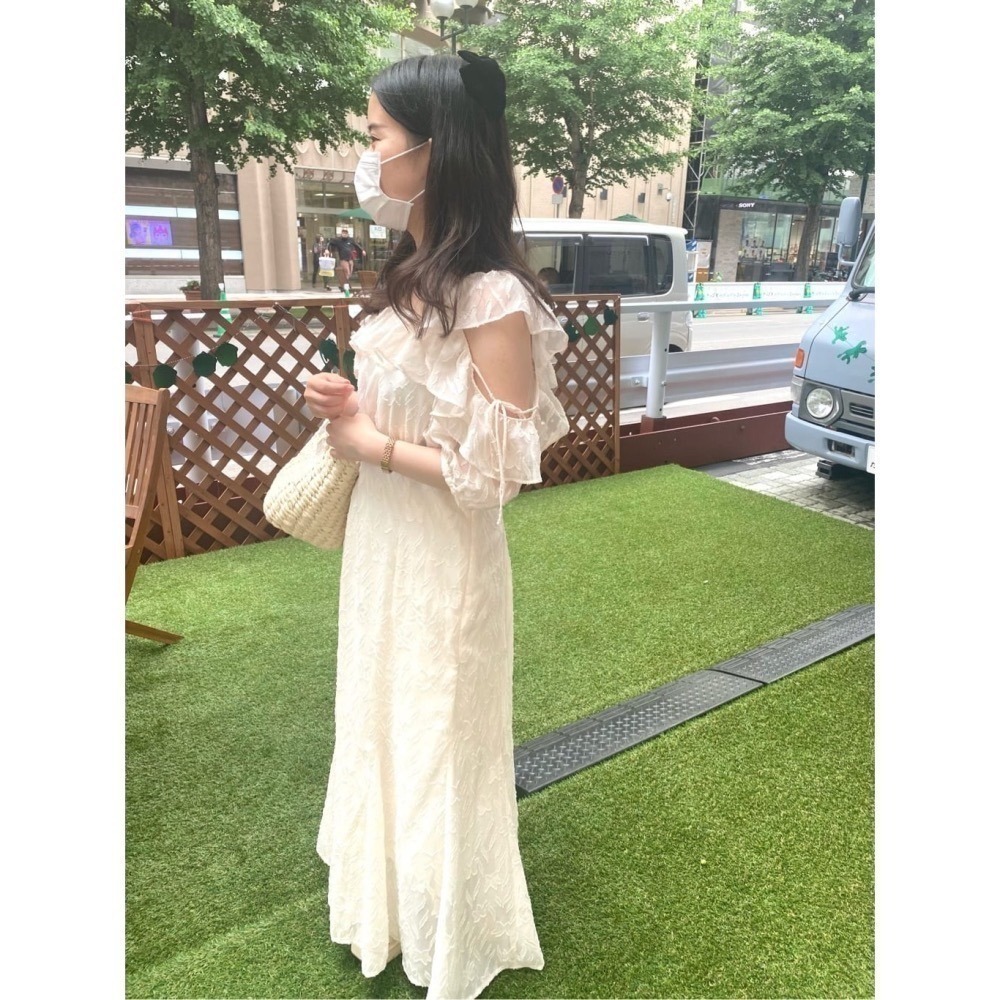 甜心貓💕現貨有標。超殺優惠~日單 NICE CLAUP 甜美露肩滾花邊修身立體蕾絲印花花卉魚尾洋裝 四色均碼 連身裙-細節圖5