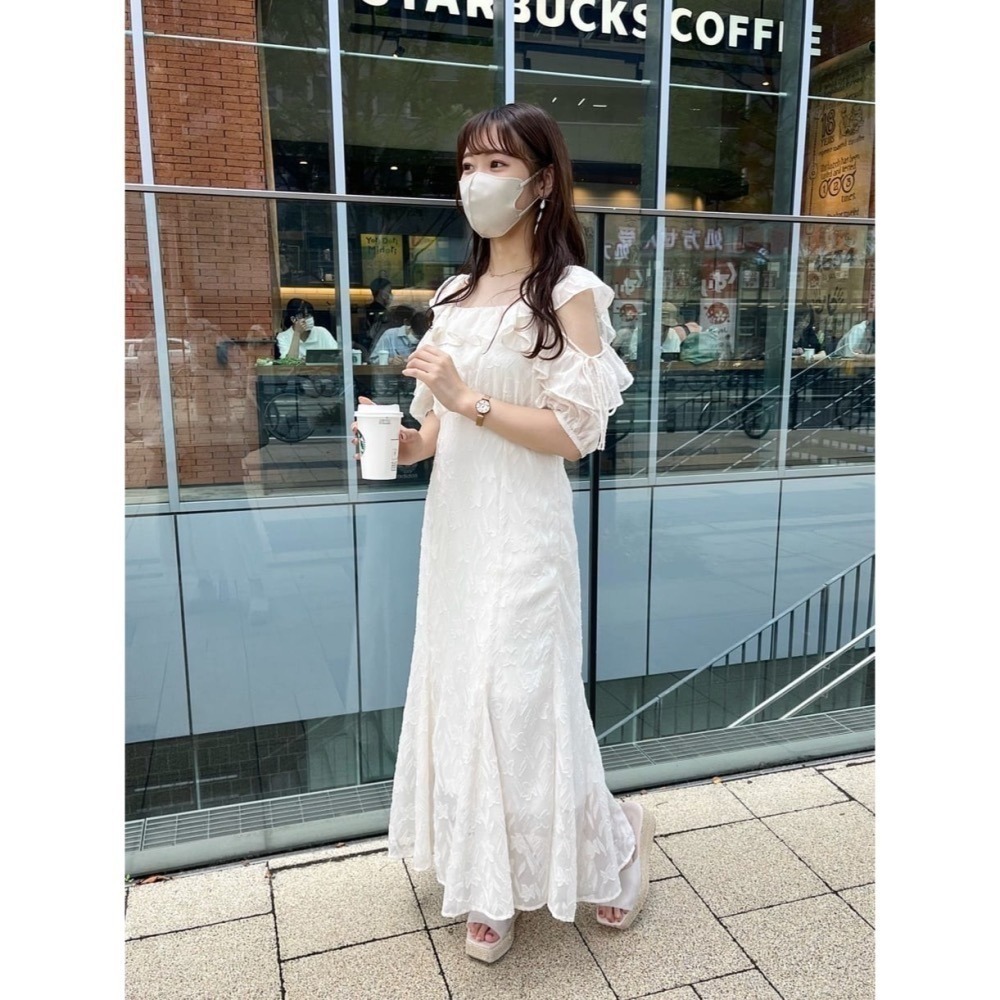 甜心貓💕現貨有標。超殺優惠~日單 NICE CLAUP 甜美露肩滾花邊修身立體蕾絲印花花卉魚尾洋裝 四色均碼 連身裙-細節圖7