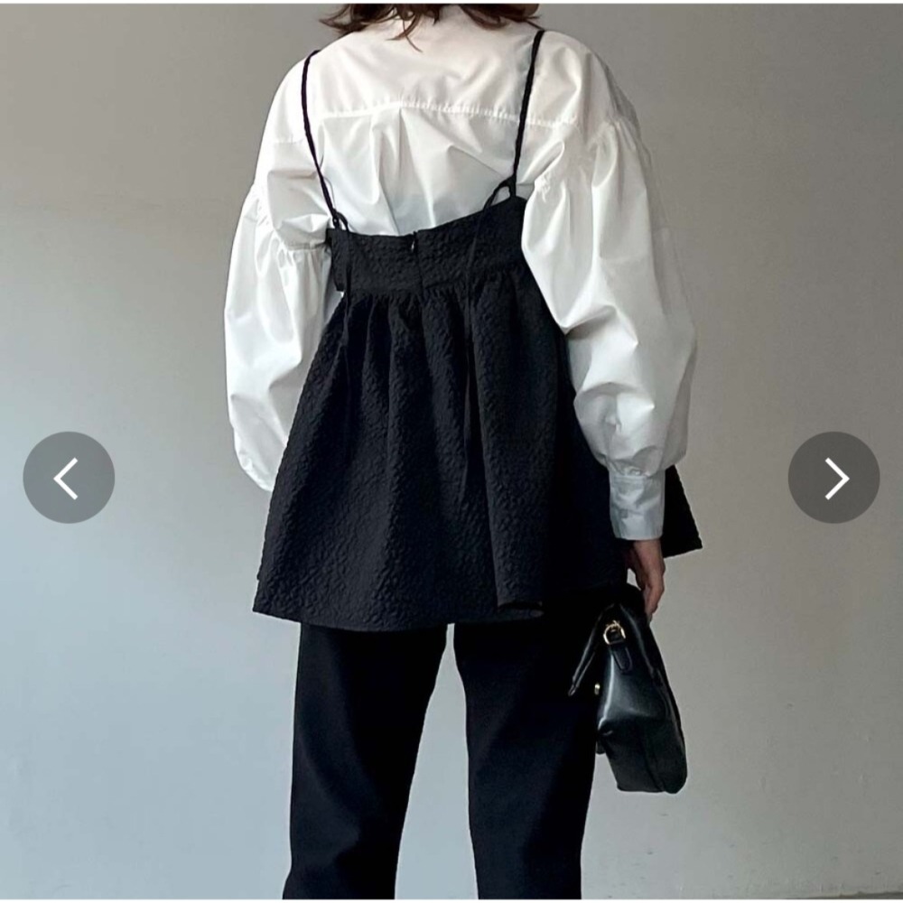 甜心貓💕現貨。日單 RUMOR  立體浮雕肌理感腰間縷空吊帶背心 三色 均碼-細節圖5