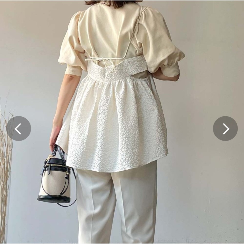 甜心貓💕現貨。日單 RUMOR  立體浮雕肌理感腰間縷空吊帶背心 三色 均碼-細節圖7