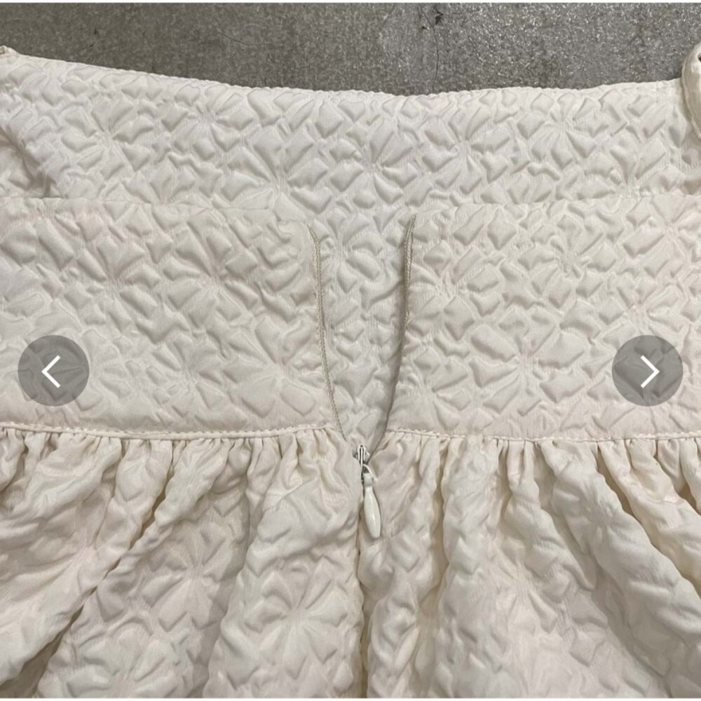 甜心貓💕現貨。日單 RUMOR  立體浮雕肌理感腰間縷空吊帶背心 三色 均碼-細節圖9