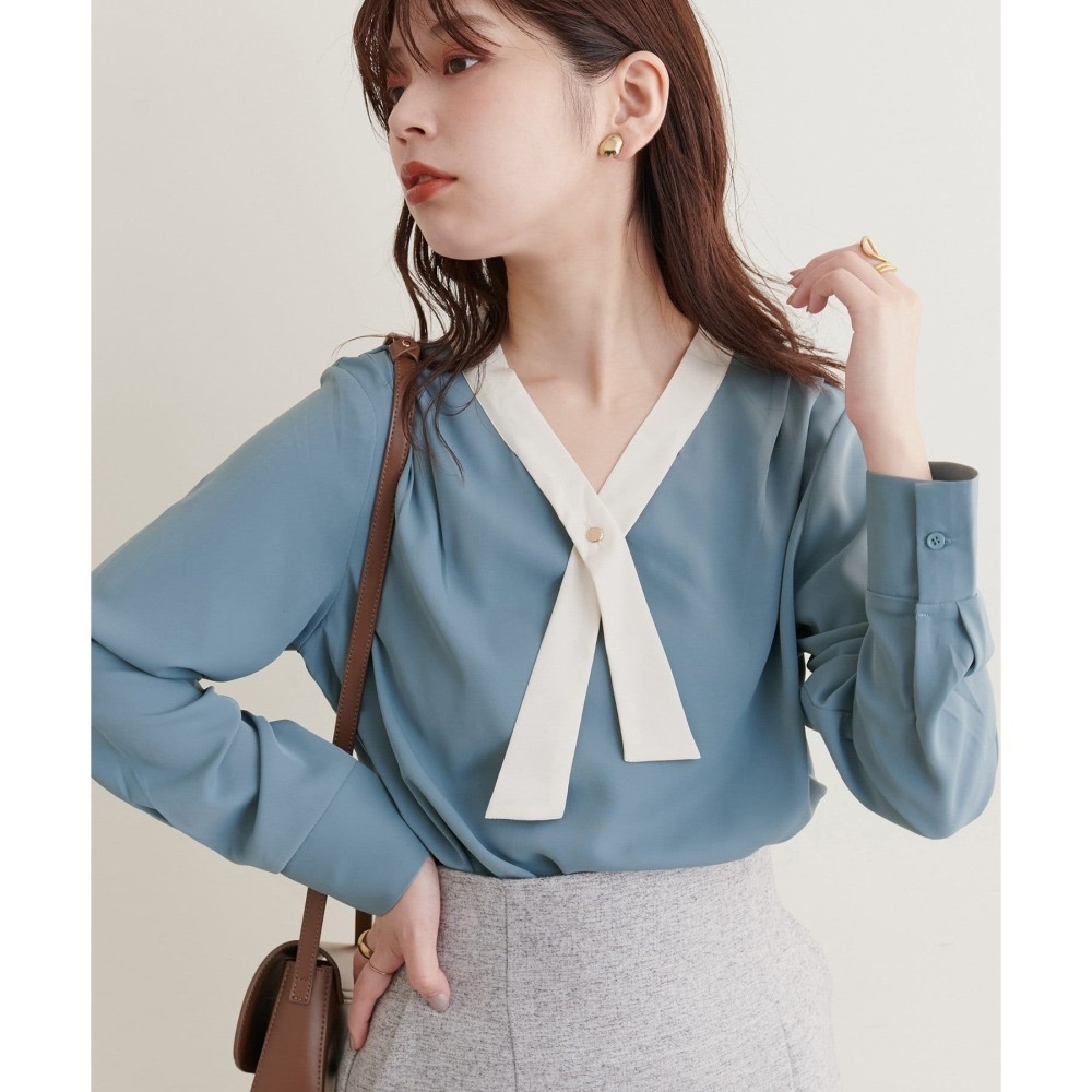 甜心貓💕少量現貨！人氣復刻款~日單 natural couture 撞色交叉領珍珠釦薄款雪紡長袖襯衫 均碼 雪紡上衣-細節圖2