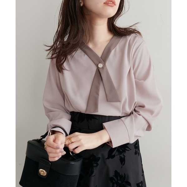 甜心貓💕少量現貨！人氣復刻款~日單 natural couture 撞色交叉領珍珠釦薄款雪紡長袖襯衫 均碼 雪紡上衣-細節圖3