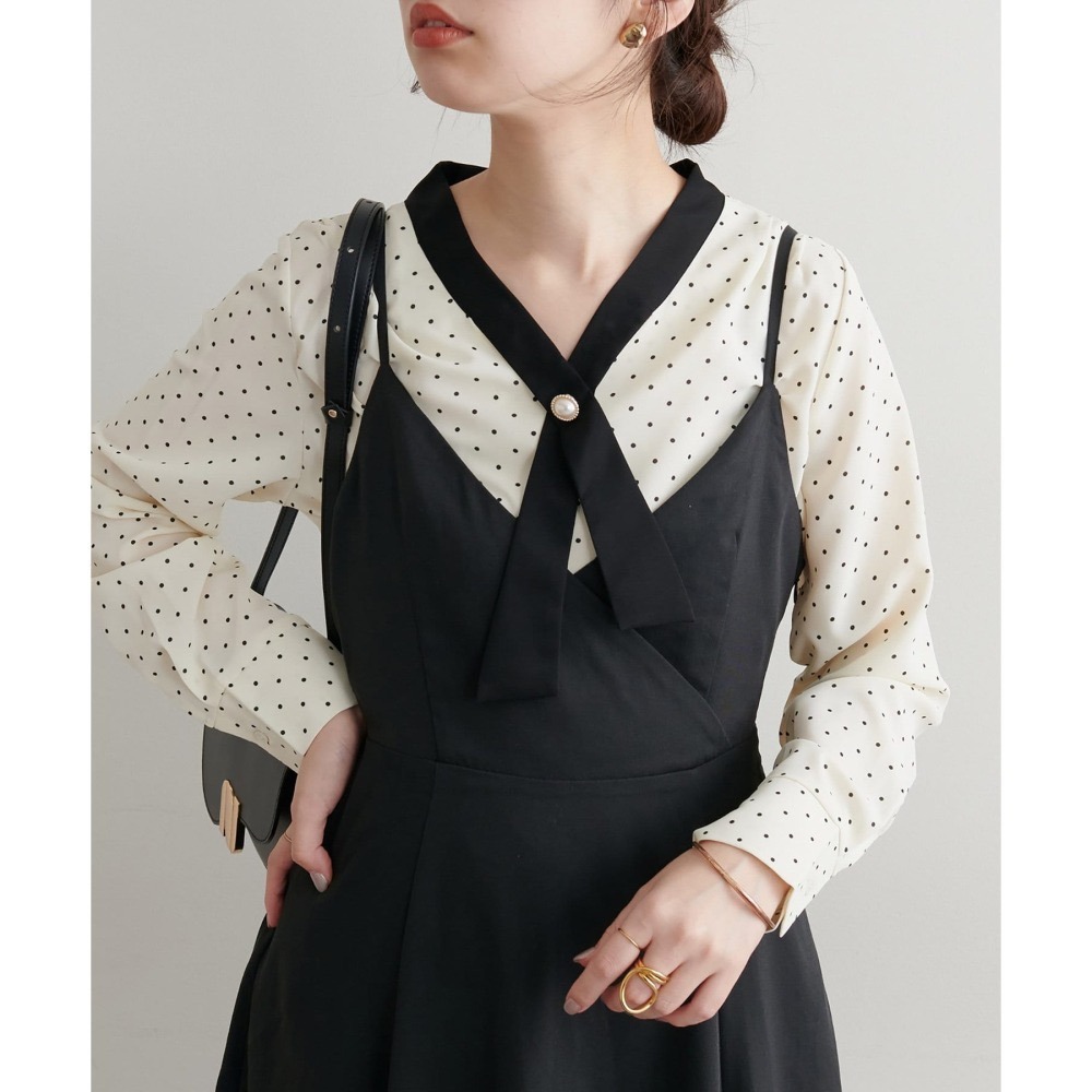 甜心貓💕少量現貨！人氣復刻款~日單 natural couture 撞色交叉領珍珠釦薄款雪紡長袖襯衫 均碼 雪紡上衣-細節圖6