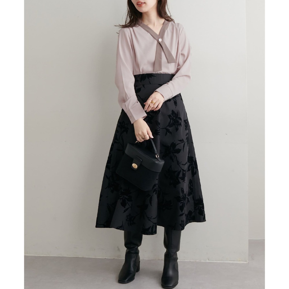 甜心貓💕少量現貨！人氣復刻款~日單 natural couture 撞色交叉領珍珠釦薄款雪紡長袖襯衫 均碼 雪紡上衣-細節圖9