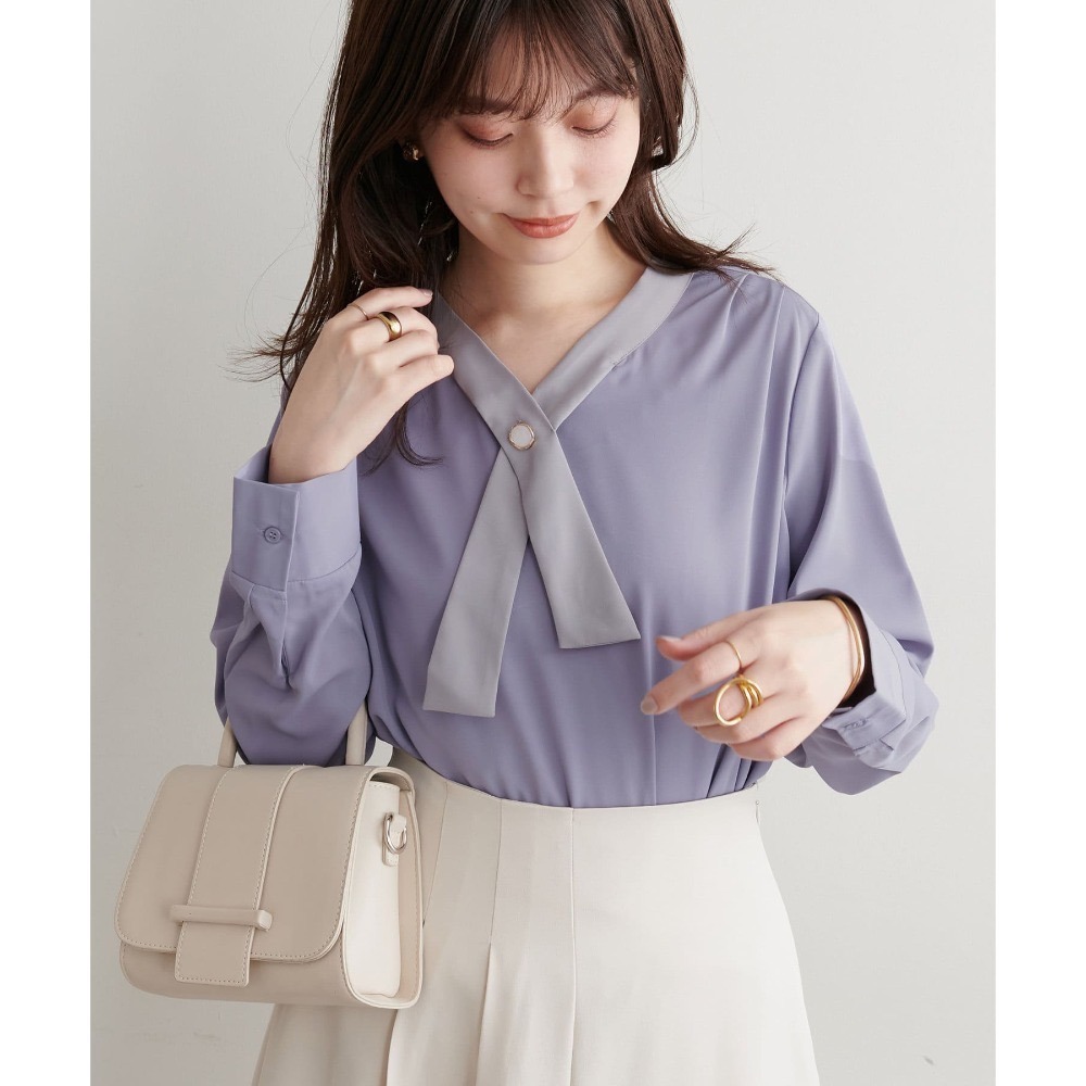 甜心貓💕少量現貨！人氣復刻款~日單 natural couture 撞色交叉領珍珠釦薄款雪紡長袖襯衫 均碼 雪紡上衣-規格圖11