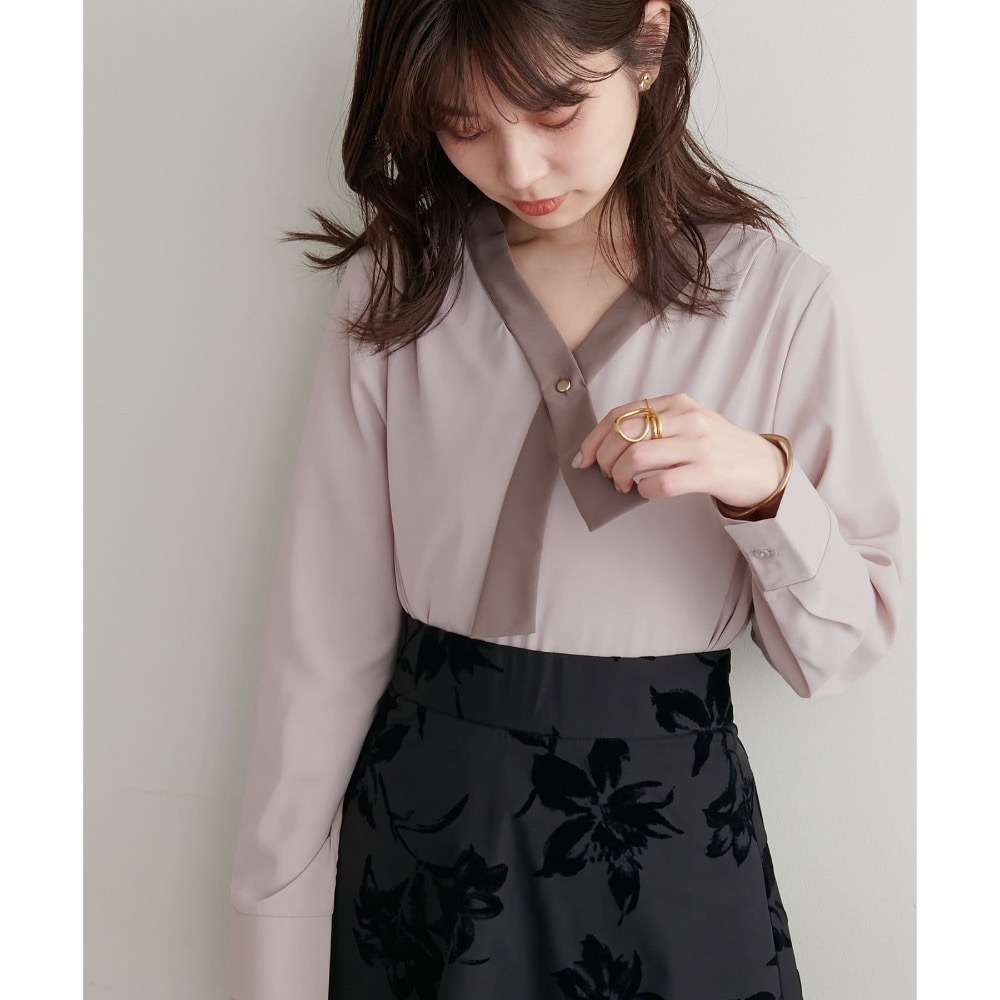 甜心貓💕少量現貨！人氣復刻款~日單 natural couture 撞色交叉領珍珠釦薄款雪紡長袖襯衫 均碼 雪紡上衣-規格圖11