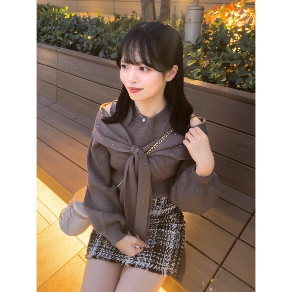 甜心貓~現貨# 日本🇯🇵大人氣！ 日單 MAJESTIC LEGON 甜美大蝴蝶結露肩釘小鑽針織上衣 多色 均碼-細節圖4