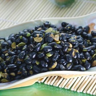 【佳瑞發‧蒜味青仁黑豆】五辛素 加入蒜片味道帶著淡雅蒜香，黑豆是自然界中的維骨力。