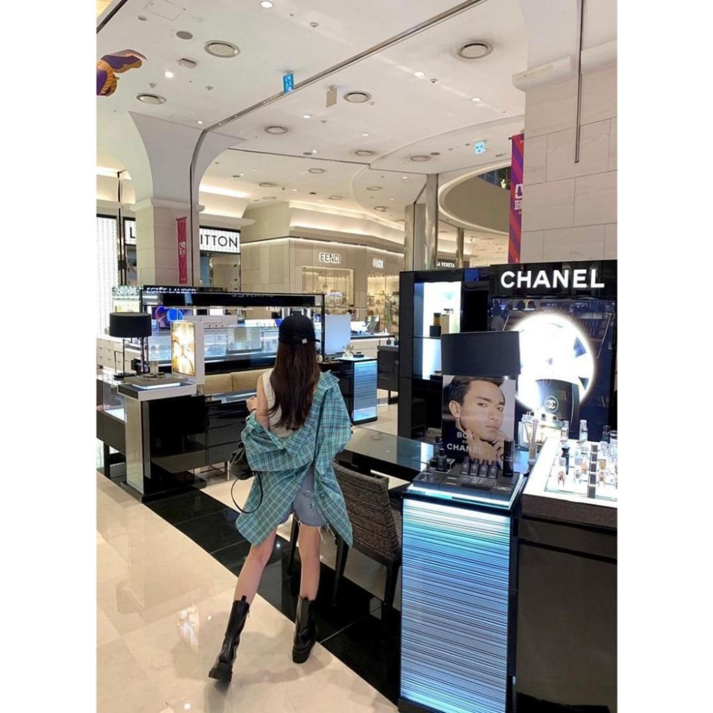 現貨！！⭐️𝙈𝙖 𝙘𝙝𝙚𝙧𝙚⭐️ 現貨實拍 後開叉綁帶格子襯衫 經典格紋後開叉襯衫 (預購)-細節圖6