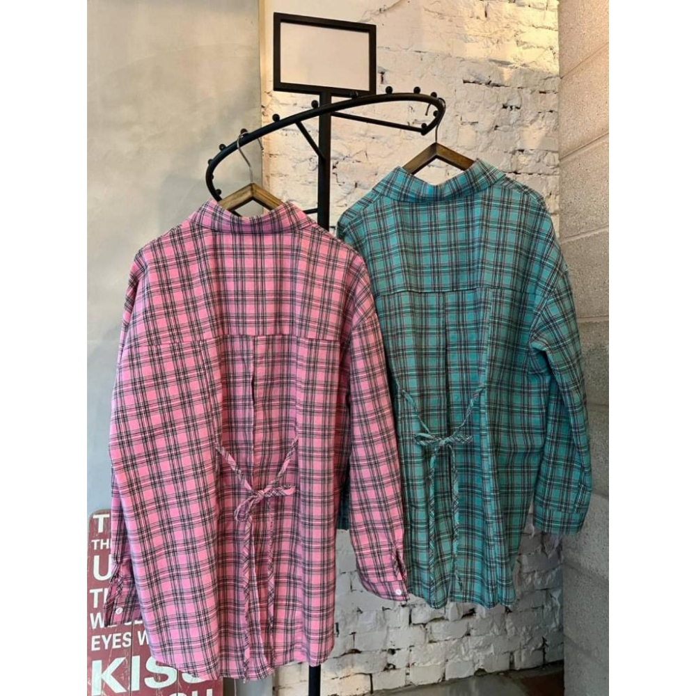 現貨！！⭐️𝙈𝙖 𝙘𝙝𝙚𝙧𝙚⭐️ 現貨實拍 後開叉綁帶格子襯衫 經典格紋後開叉襯衫 (預購)-細節圖8