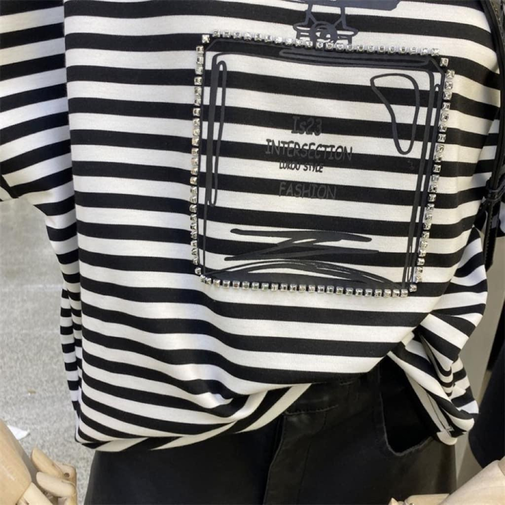 條紋現貨！⭐𝙈𝙖 𝙘𝙝𝙚𝙧𝙚⭐  春夏新品 現貨實拍 翻玩英字小香水瓶太空棉上衣-細節圖2