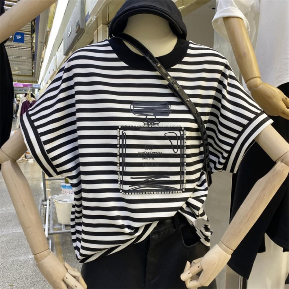 條紋現貨！⭐𝙈𝙖 𝙘𝙝𝙚𝙧𝙚⭐  春夏新品 現貨實拍 翻玩英字小香水瓶太空棉上衣-細節圖3