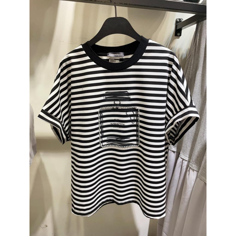 條紋現貨！⭐𝙈𝙖 𝙘𝙝𝙚𝙧𝙚⭐  春夏新品 現貨實拍 翻玩英字小香水瓶太空棉上衣-細節圖4