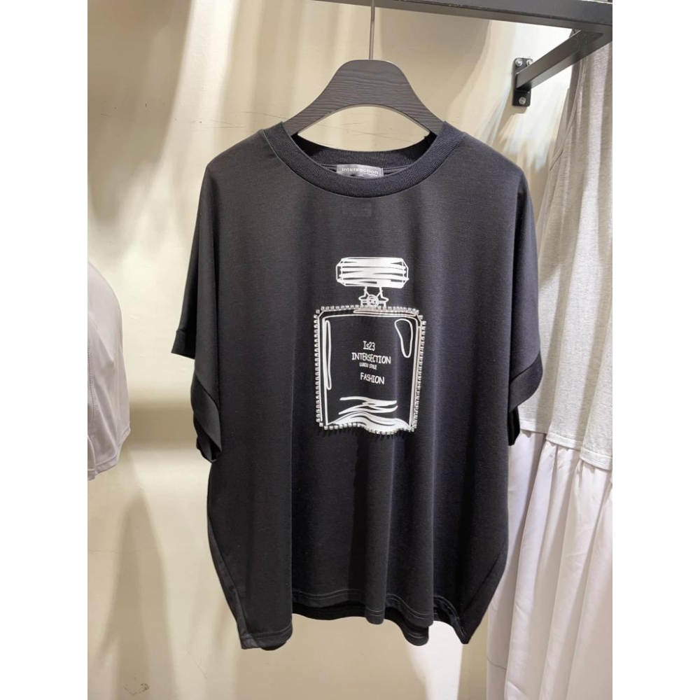 條紋現貨！⭐𝙈𝙖 𝙘𝙝𝙚𝙧𝙚⭐  春夏新品 現貨實拍 翻玩英字小香水瓶太空棉上衣-細節圖6